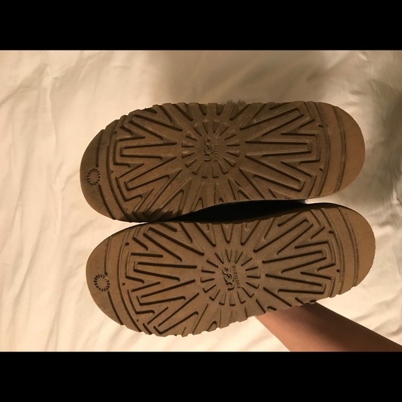 Short Bailey Button UGGs - Picture 8 of 8